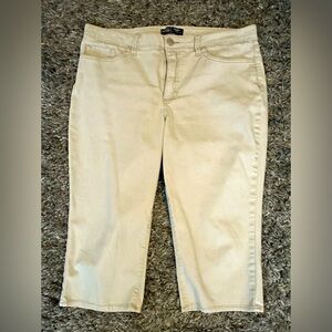 Ladies riders, by Lee midrise khaki Capri
Size 14